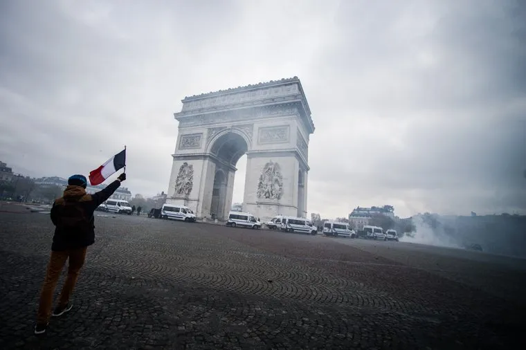 Акция протеста против повышения налога на бензин и дизельное топливо на Елисейских полях. Франция, Париж