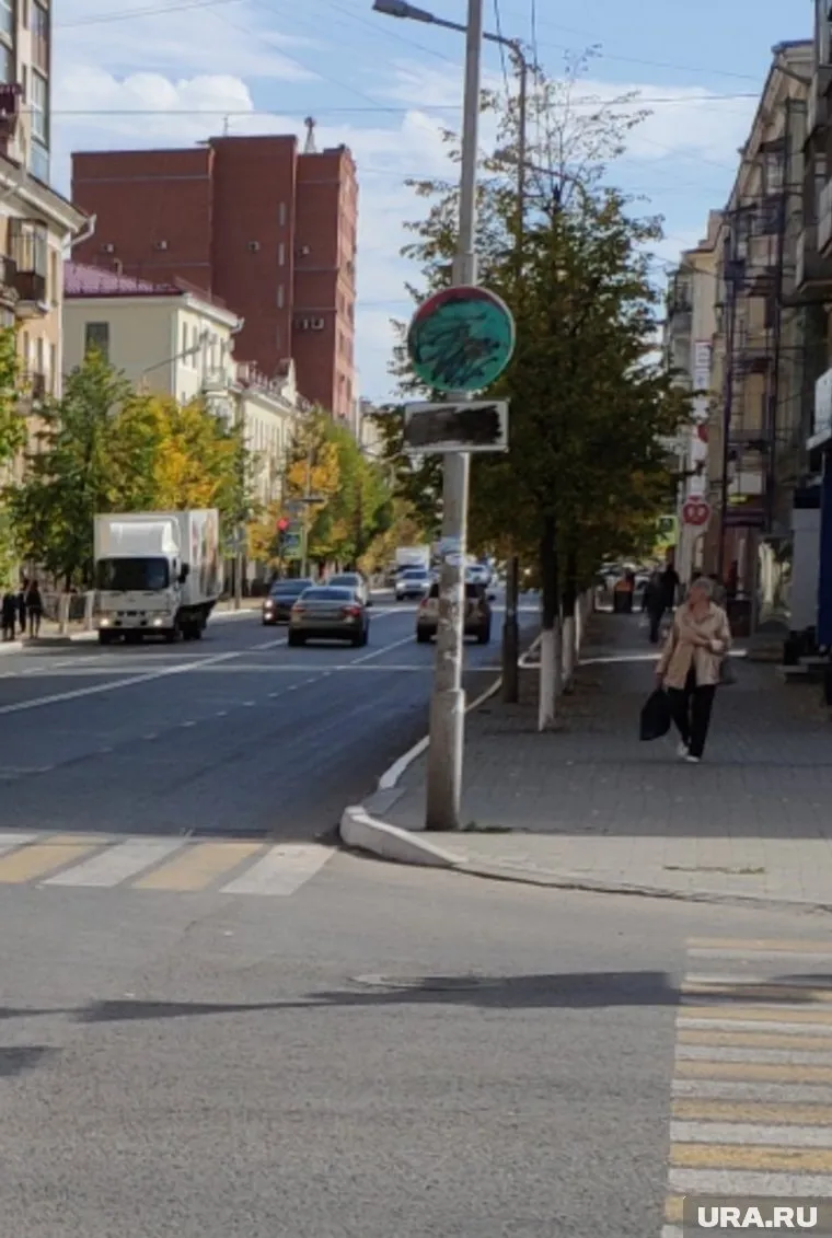 Хулиганы разукрасили знаки на двух перекрестках