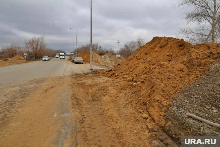 В Кургане обновляют дамбу