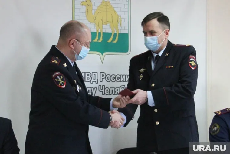Василий Горохов (справа) стал руководителем отдела полиции Калининского района Челябинска