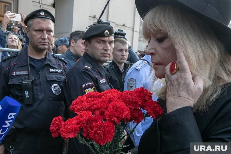 На похоронах Валентина Юдашкина присутствует Алла Пугачева, Леонид Якубович и другие медийные личности (архивное фото)