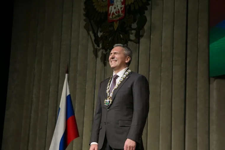 Инаугурация губернатора тюменской области Александра Моора, губернатор, Тюмень, Моор Александр, улыбка, закрытые глаза