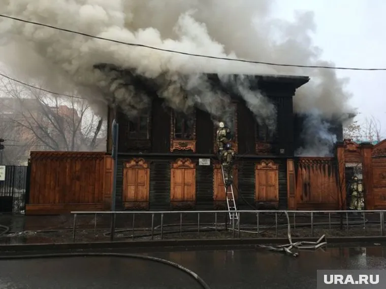 В здании располагалась мастерская главного реставратора тюменских наличников Вадима Шитова