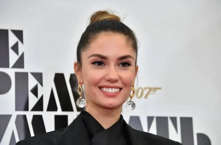 Агата на суд отправляет своего адвоката