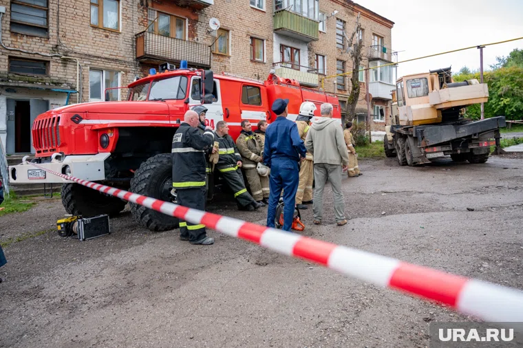 Спасатели ведут разбор обрушившихся конструкций дома (архивное фото)