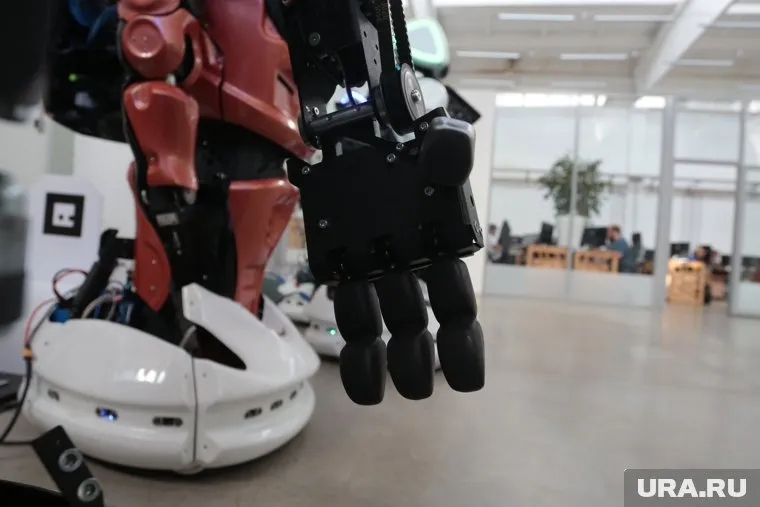 В каждой руке робота встроено по 8 двигателей