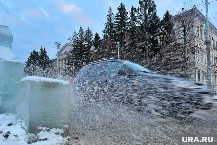 Вода на дороге появилась из-за коммунальной аварии