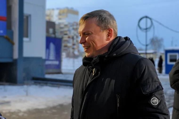 Алексей Текслер вручил ключи обладателям квартир в новом доме. Челябинск