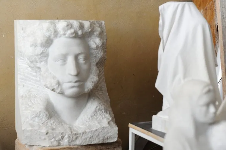 Депутат Госдумы от Челябинской области Ямпольская Елена в мастерской народного скульптора Вардкеса Авакяна. Челябинск