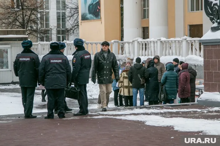 Стражи порядка несколько часов ловили безнадзорного быка