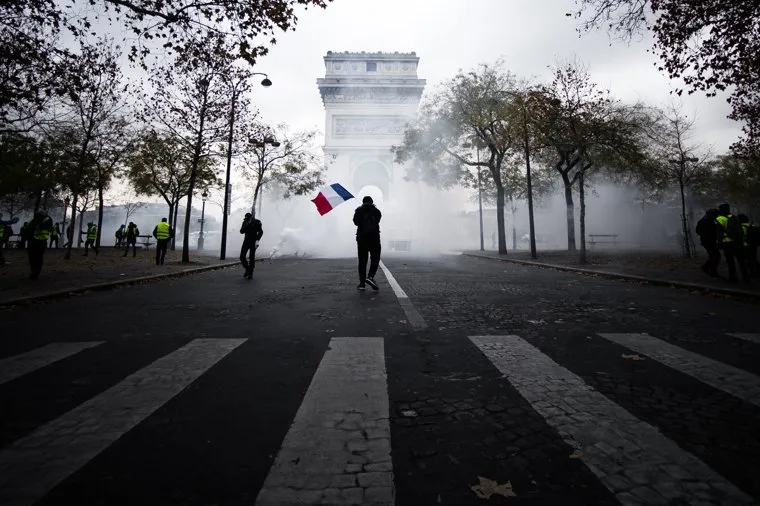Акция протеста против повышения налога на бензин и дизельное топливо на Елисейских полях. Франция, Париж