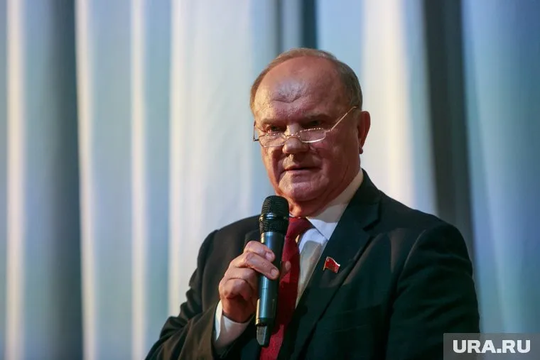 Геннадий Зюганов: "Мы опять сидим и поглядываем со стороны"