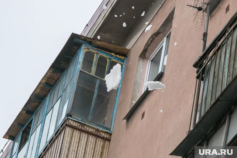 С крыши на машину упал снег