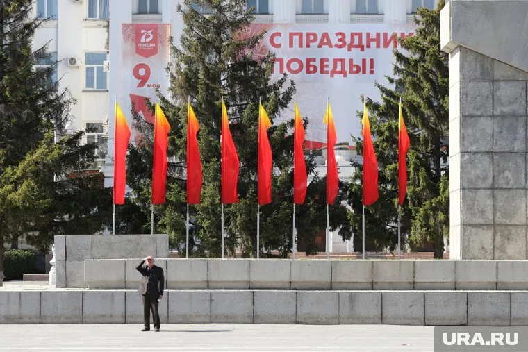 В Кургане готовят обновленное оформление к Дню Победы в Великой Отечественной войне