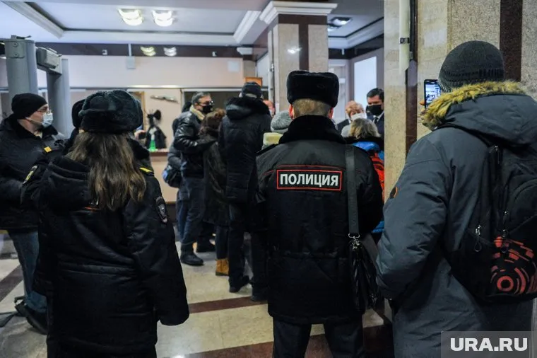 Полиция следит за порядком в холле ЗСО