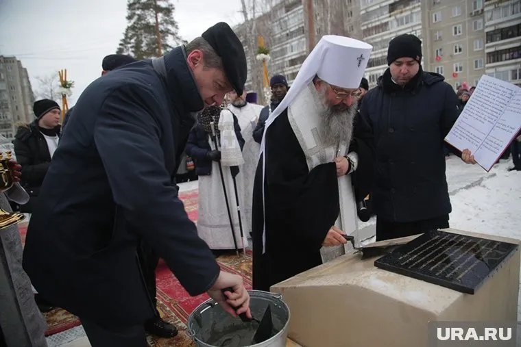 Глава УГМК и митрополит Кирилл приняли участие в церемонии освящения закладного камня