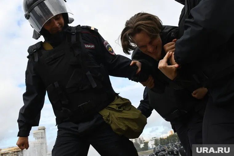 На несанкционированной акции в Екатеринбурге задержали пять или шесть человек