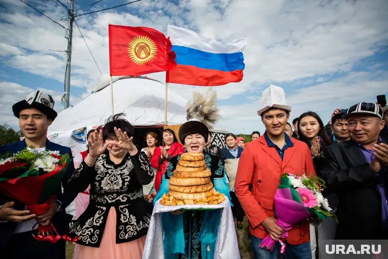 Садыр Жапаров объявил себя главой государства на митинге у Дома правительства