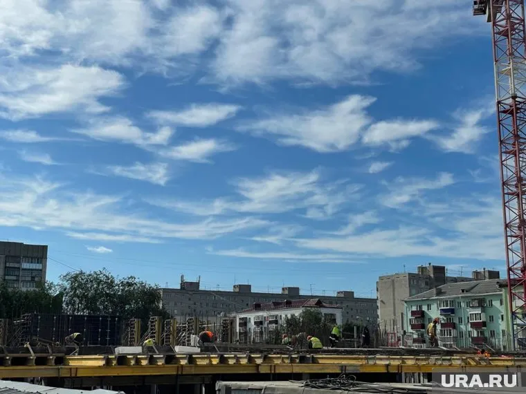В Кургане на строящем ЖК, где обрушалась опалубка, ведут активные работы