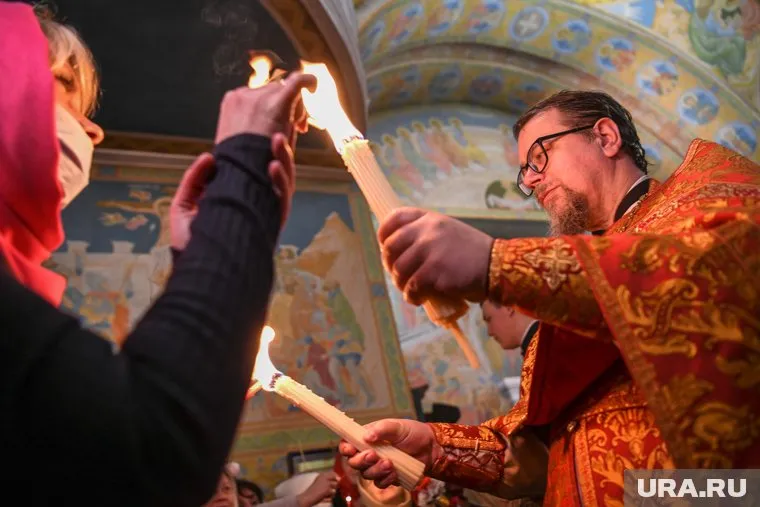 Перед внесением Благодатного огня в храме Салехарда потушили все свечи