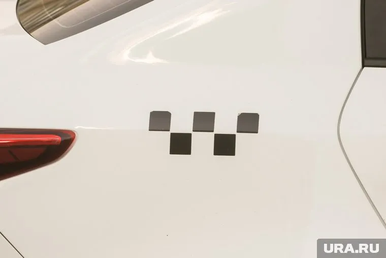 Пуля попала в машину такси (архивное фото)