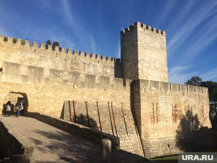 На халяву и уксус сладкий, но только бизнесмены, твердо стоящие на ногах, возьмут себе башни и монастыри