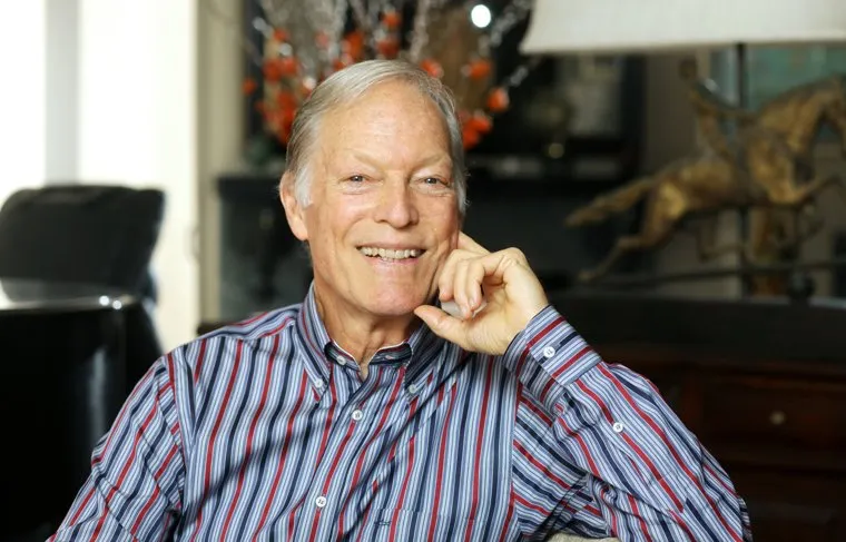 В возрасте 90 лет умер звезда сериала "Поющие в терновнике" Ричард Чемберлен