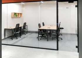 В Екатеринбурге команда общественника подралась с IT-компанией в присутствии полиции