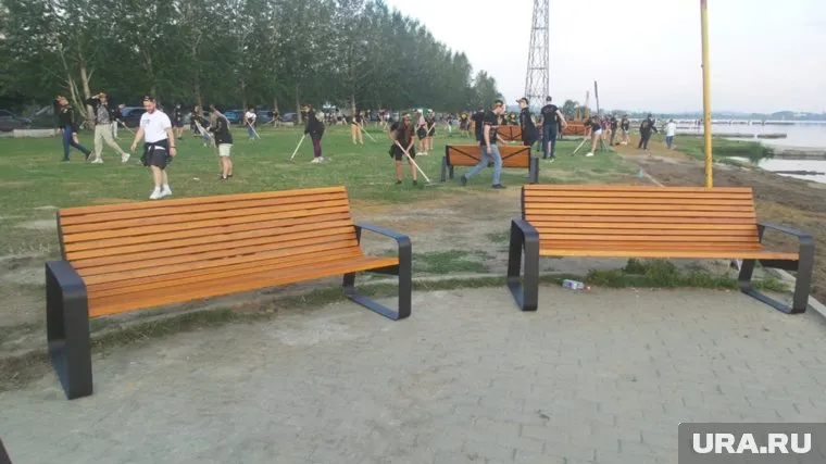 Сотрудники компании собрались в 05:00, чтобы благоустроить пляж ВИЗовского пруда
