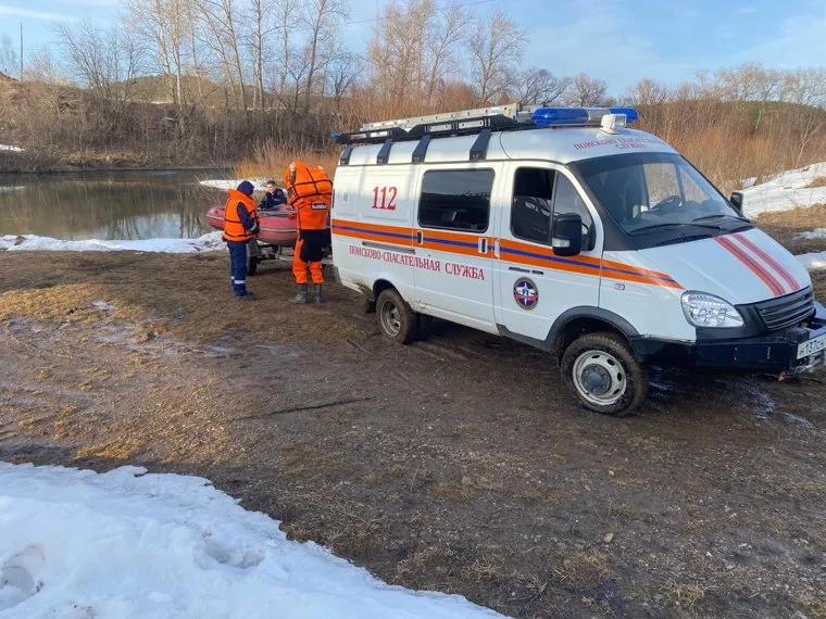 Спасатели ищут тело рыбака