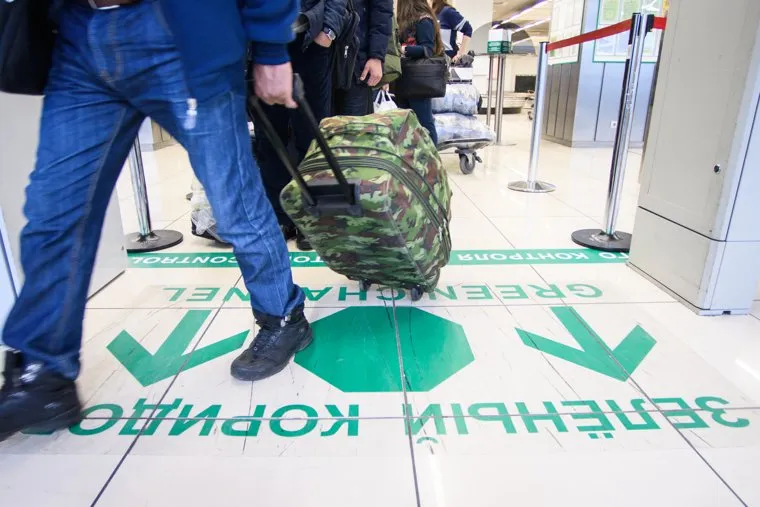 Пункт контроля Уральского таможенного управления в зале прилетов аэропорта "Кольцово". Екатеринбург