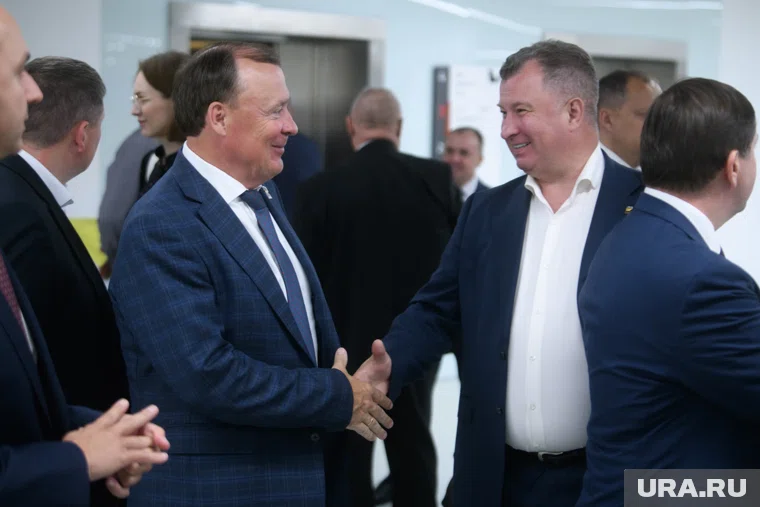 Василий Сизиков (справа) пока не комментировал ситуацию