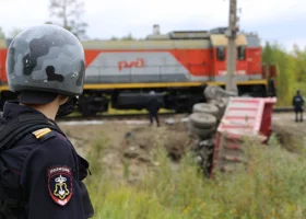 Грузовик выехал на запрещающий сигнал и врезался в поезд с бензином в Смоленской области: как это произошло
