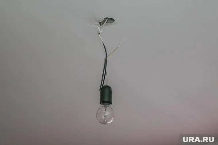 Аварийные бригады устраняют последствия непогоды, чтобы подать электричество в дома Лабытнанги