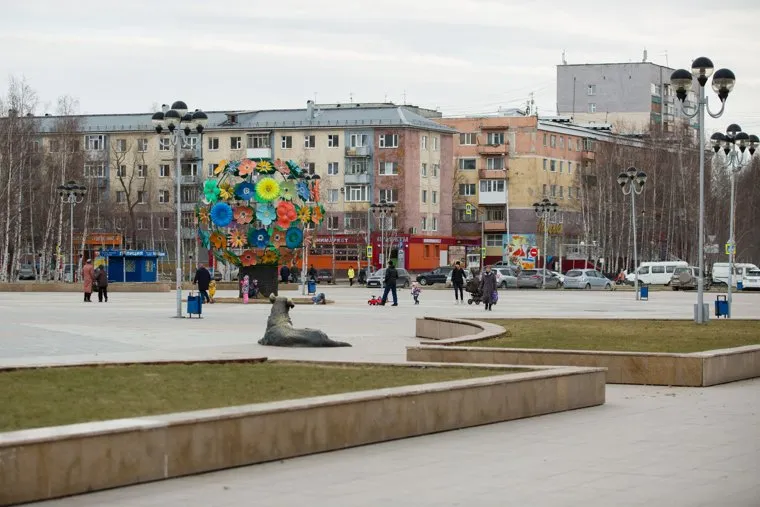 Виды города. Нижневартовск, город нижневартовск, площадь нефтяников