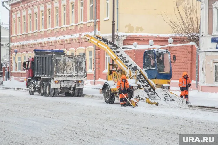 В Тюмени требуются около 100 водителей и более 80 механизаторов для уборки улиц