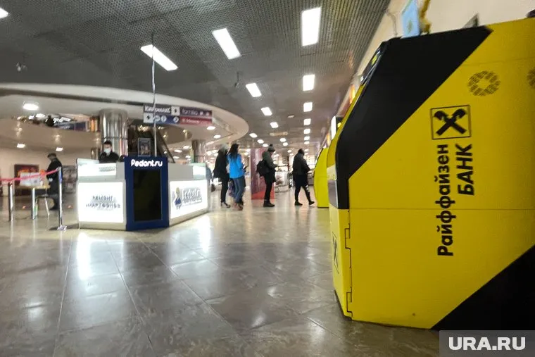 «Райффайзен» продает свой бизнес клиентам из РФ