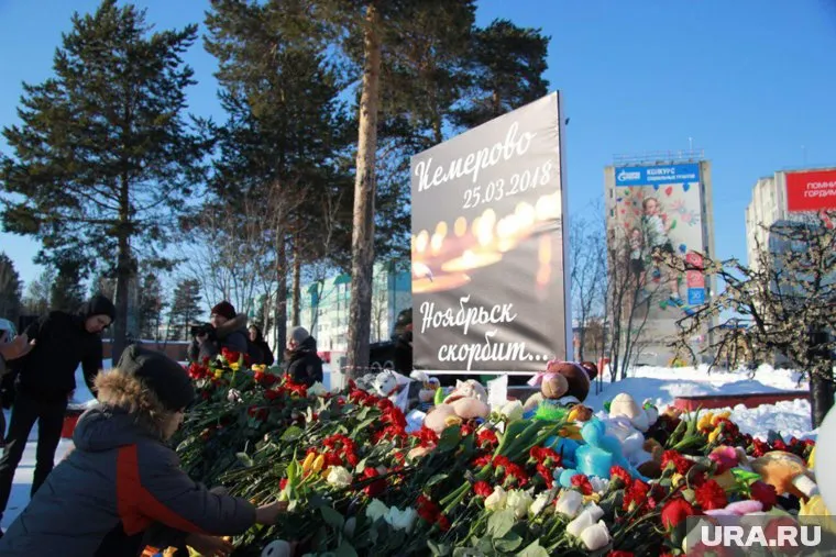 Цветы к импровизированному монументу в Ноябрьске несли три дня