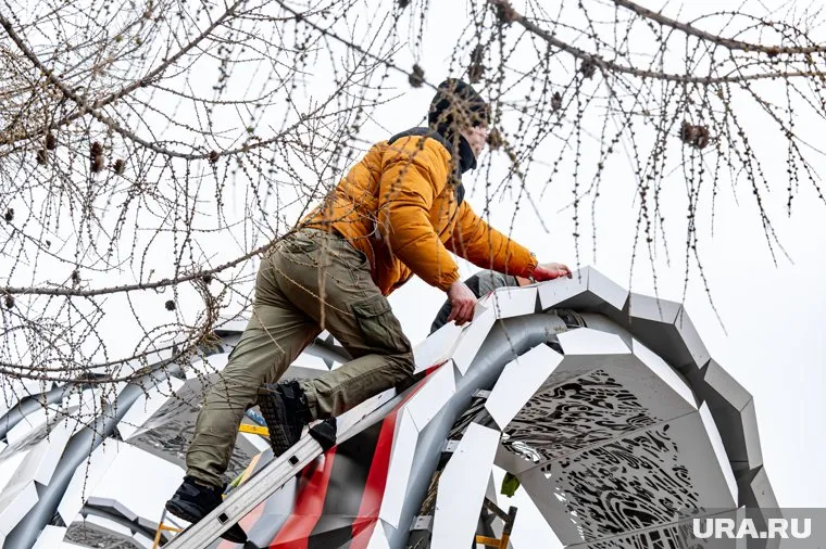 На площади Победы в Салехарде установили белых журавлей (архивное фото)