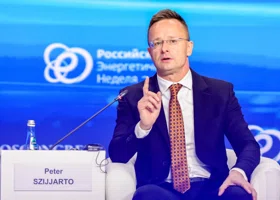 Глава МИД Венгрии не побоялся на русском выступить на конференции в Минске