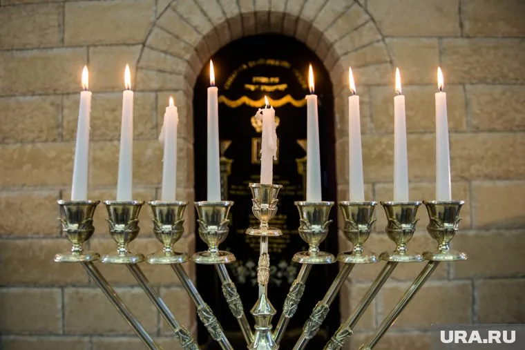 Украинец осквернил установленную в центре Киева ханукию