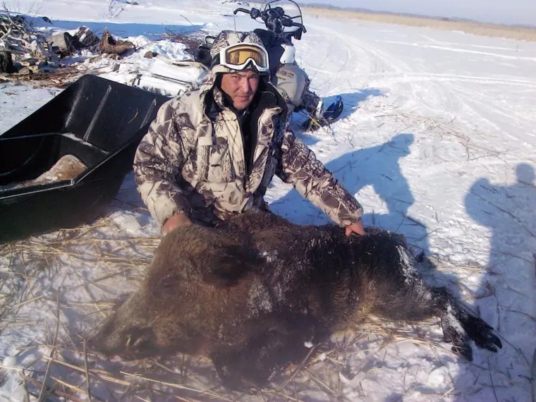 Егерь охотничьего хозяйства "Коклан" Ихтиандр Шарипов и дорога через камыши. Челябинская область, охота, кабан, разрешение, путевка охотника