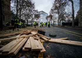 Террорист протаранил толпу во Франции, ранены десять человек
