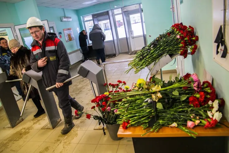 Территория СКРУ-3 ПАО Уралкалий. Соликамск , проходная, уралкалий, цветы, рабочие, турникет