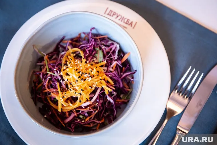 Мэр из ХМАО сделал из привычного салата торт