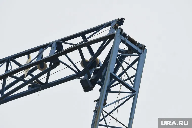 Кран поехал и упал, крановщик получил несовместимые с жизнью травмы