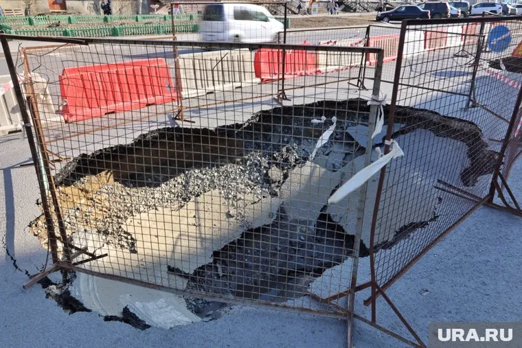 Провал дороги произошел из-за аварии на сетях водоснабжения (архивное фото)