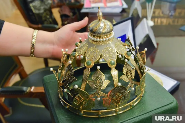 Каждая корона в руках златоустовских мастеров становится произведением искусства