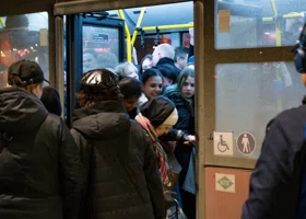 В автобусах станет меньше толп в час пик