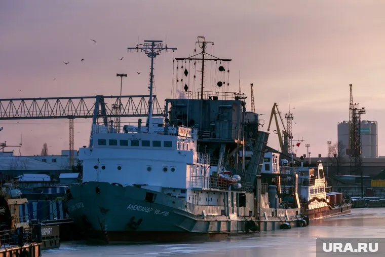 МЧС России потушили рыболовное судно во Владивостоке